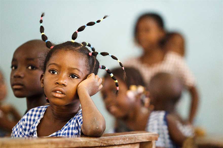 Fotografía de una niña en un aula