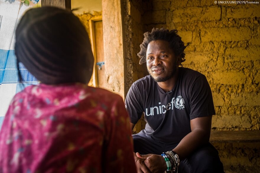 Ishmael Beah visita Sierra Leona en el 30 aniversario de la Convención sobre los Derechos del Niño