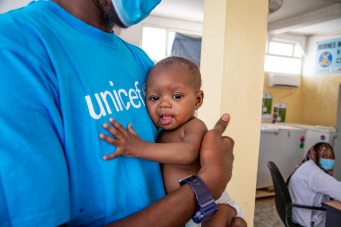 Un niño en un centro de rehabilitación en Mauritania.