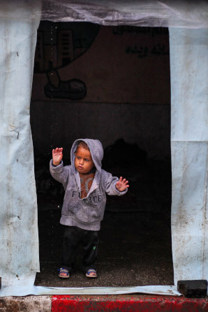 Niño en tienda de campaña