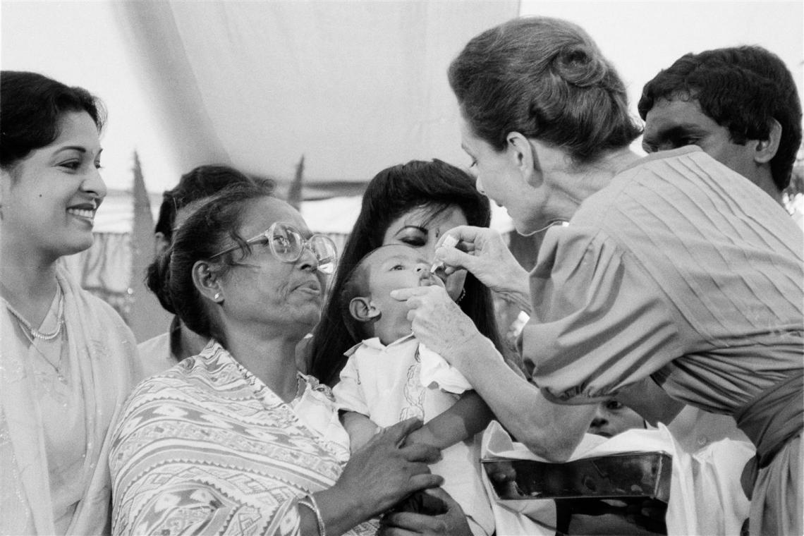 Bangladesh, 1989: La Embajadora de Buena Voluntad del UNICEF, Audrey Hepburn, vacuna a un niño contra la polio en una clínica de salud.