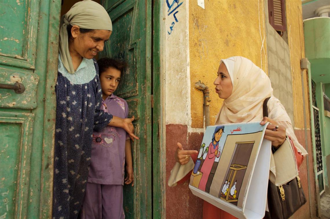 Egipto, 2007: Los trabajadores de la salud realizan visitas a domicilio para enseñar a las familias cómo prevenir la propagación de la gripe.