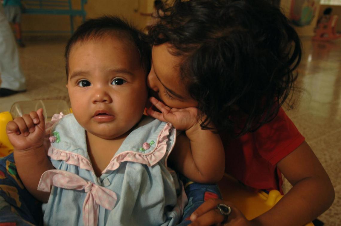 Honduras, 2008. Un niño pequeño y un bebé se abrazan en un hogar apoyado por el UNICEF que alberga a niños que viven con el VIH y han perdido a sus padres a causa del SIDA.