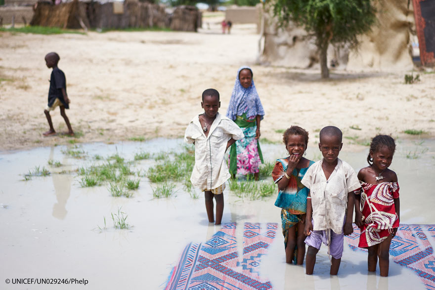 Crece la preocupación en el noreste de Nigeria por los casi 1,4 millones de desplazados internos que viven en las zonas más afectadas por el cólera Los niños, que ya luchaban contra la desnutrición, se pueden enfrentar ahora a esta enfermedad mortal debido a las fuertes lluvias. MAIDUGURI / DAKAR / NUEVA YORK, 7 de septiembre de 2017 – Aumenta la preocupación por la salud y el bienestar de 1,4 millones de personas desplazadas, entre ellas 350.000 niños menores de 5 años, que viven en los lugares más af