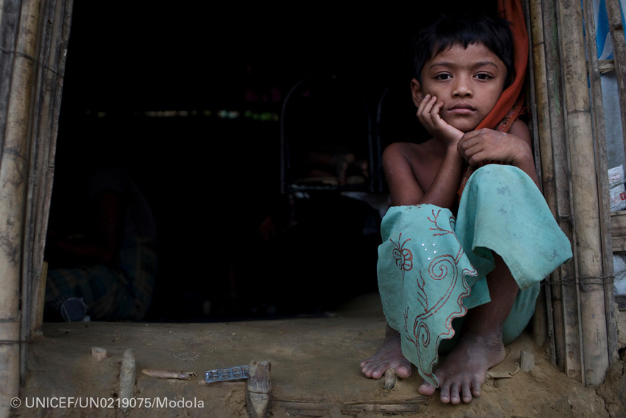 El futuro de más de 500.000 niños rohingya refugiados en Bangladesh pende de un hilo, tras un año de éxodo masivo