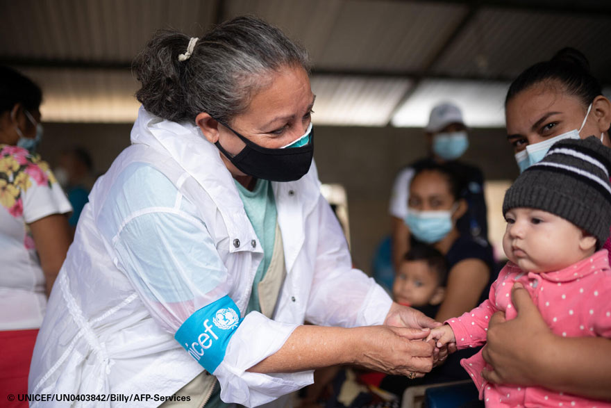 Al menos 1,5 millones de niños, niñas y adolescentes en riesgo de enfermedades graves debido a la contaminación del agua tras el paso de los huracanes en Centroamérica