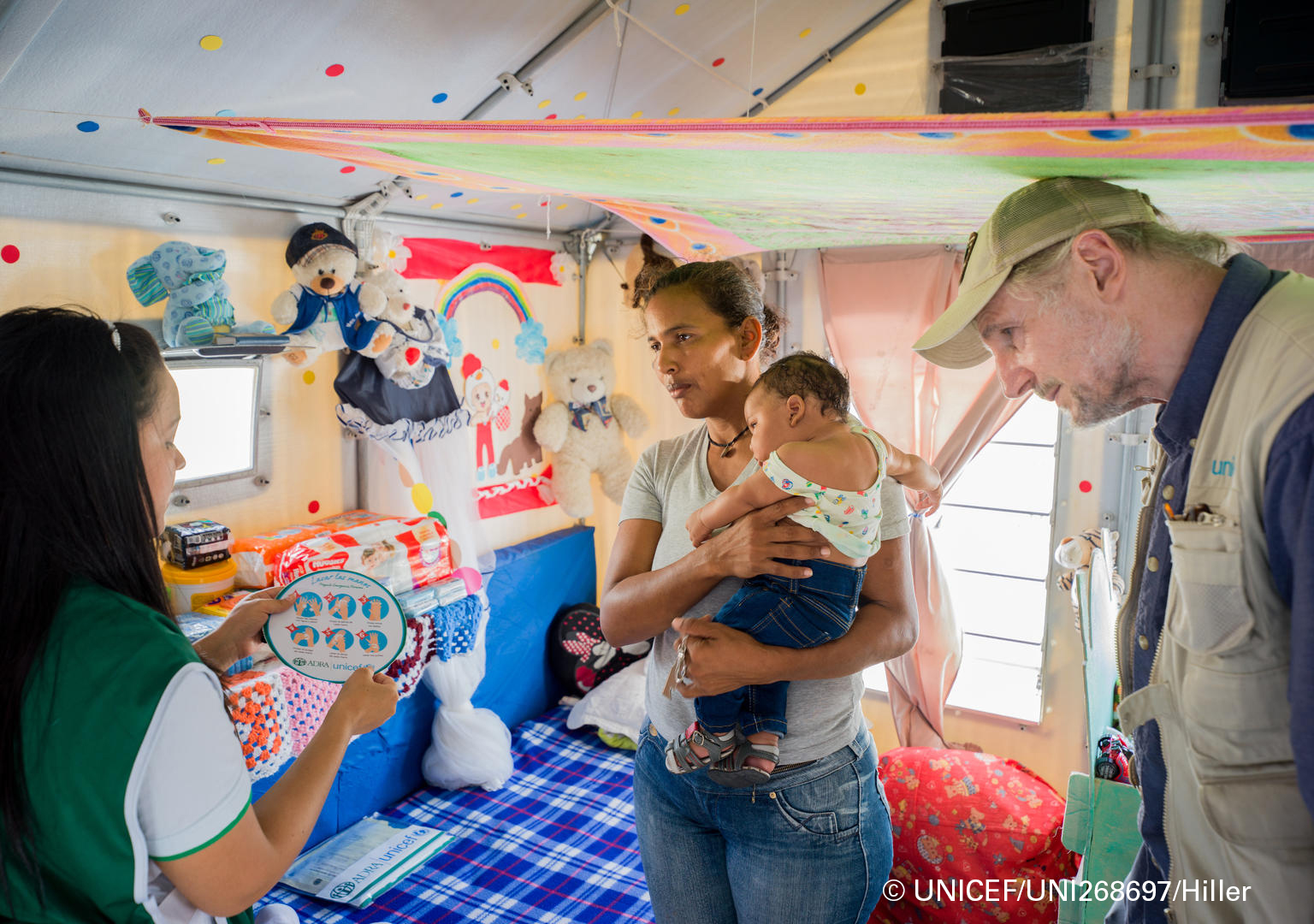 El embajador de UNICEF Liam Neeson llama a apoyar a los niños migrantes venezolanos durante una visita a la frontera con Brasil Material audiovisual aquí BOA VISTA / PANAMÁ / NUEVA YORK, 10 de enero 2020 - El Embajador de Buena Voluntad de UNICEF, Liam Neeson, ha instado a la comunidad internacional a aumentar su apoyo a los niños y niñas refugiados y migrantes de Venezuela que necesitan ayuda en América Latina y el Caribe. Neeson se ha hecho eco de esta petición después de concluir una visita de cuatro d