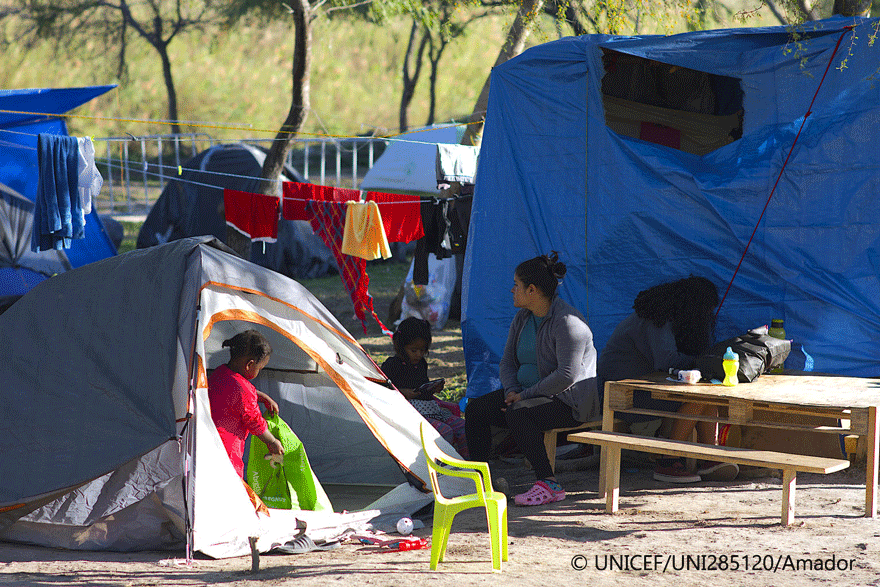 Unos 700 niños migrantes permanecen en Matamoros, cerca de la frontera con EEUU