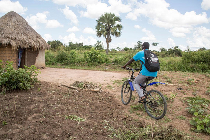 La bicicleta, fundamental para dar apoyo a los jóvenes con VIH en áreas rurales de Uganda.