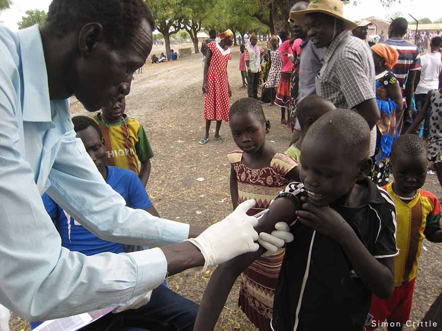 Un niño es vacunado en Aboko, Sudán del Sur