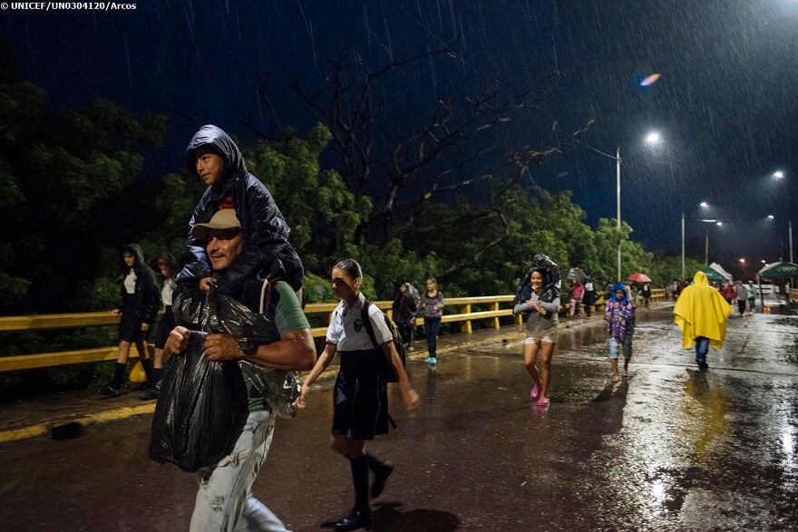Familias de Venezuela cruzando la frontera con Colombia