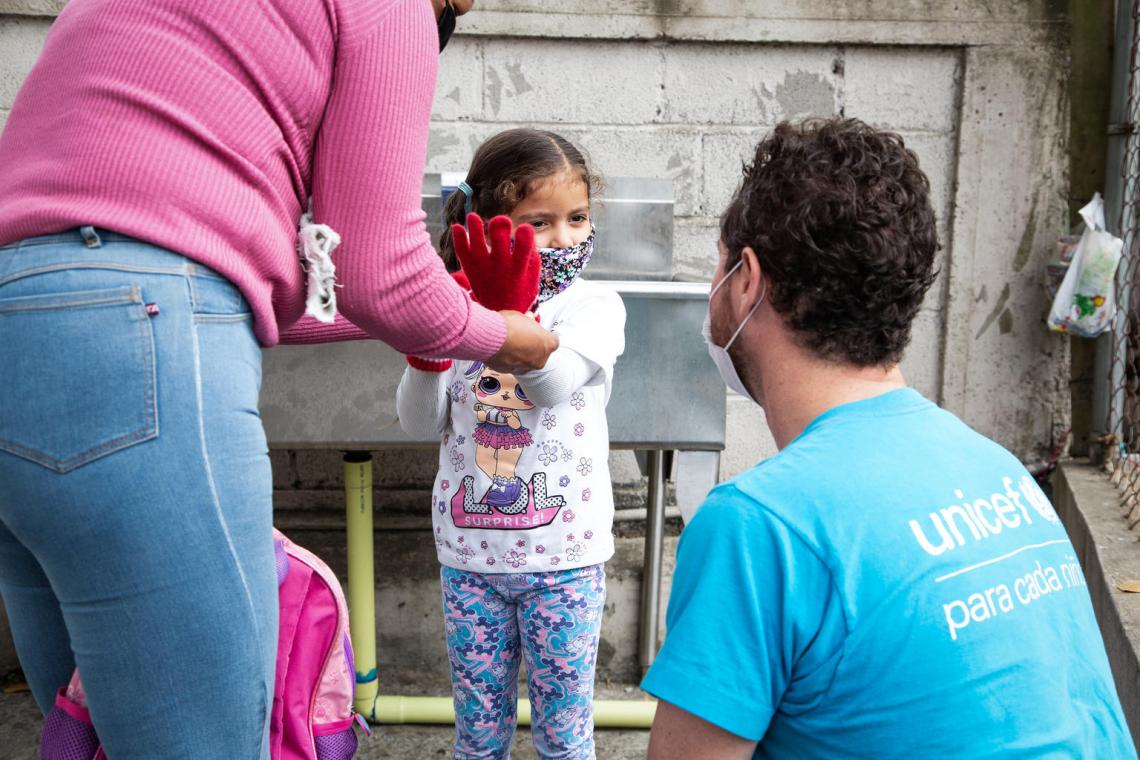 El acceso al agua y el jabón. Por eso, parte de nuestra respuesta a la crisis pasa por reimaginar un mundo donde todos los niños pueden acceder a ellos. Conoce cómo estamos equipando a familias y comunidades para protegerlas de la COVID-19.