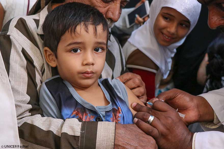 Jahem Salah recibe su vacuna contra el sarampión y la rubeola en una reciente campaña de vacunación de UNICEF en Yemen