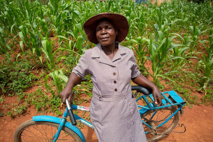 Una trabajadora de la salud se desplaza en bicicleta proporcionada por UNICEF. 