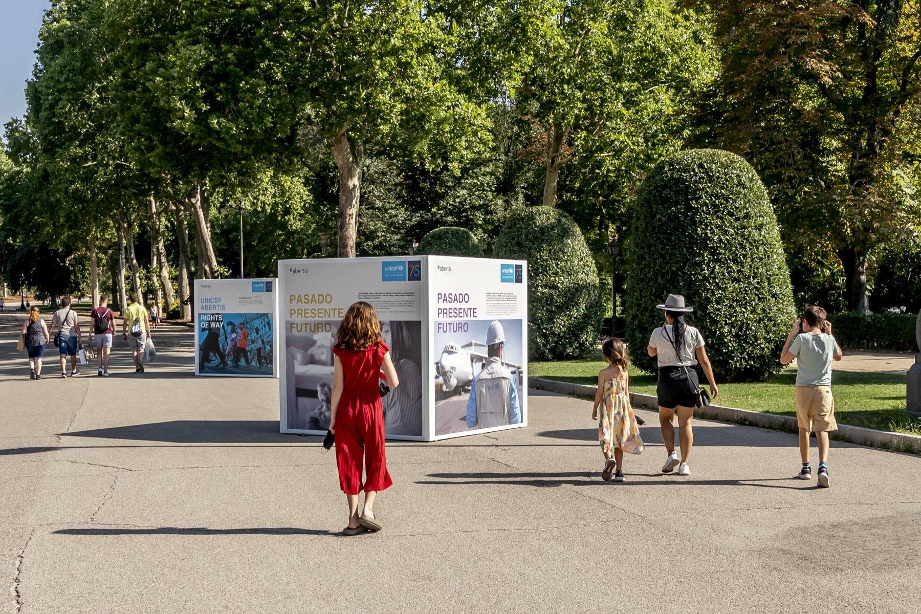 La exposición sobre los 75 años de historia de UNICEF llega al parque del Retiro de Madrid