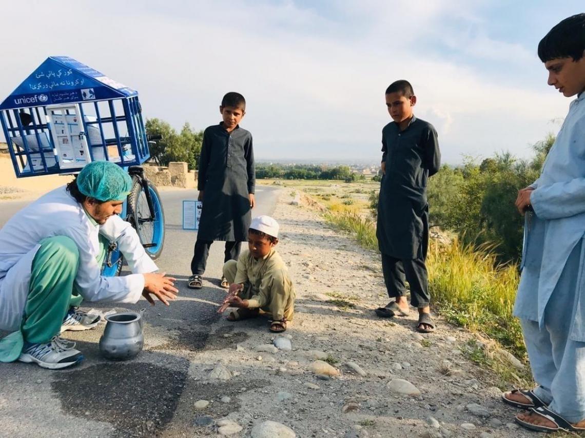El acceso al agua y el jabón. Por eso, parte de nuestra respuesta a la crisis pasa por reimaginar un mundo donde todos los niños pueden acceder a ellos. Conoce cómo estamos equipando a familias y comunidades para protegerlas de la COVID-19.
