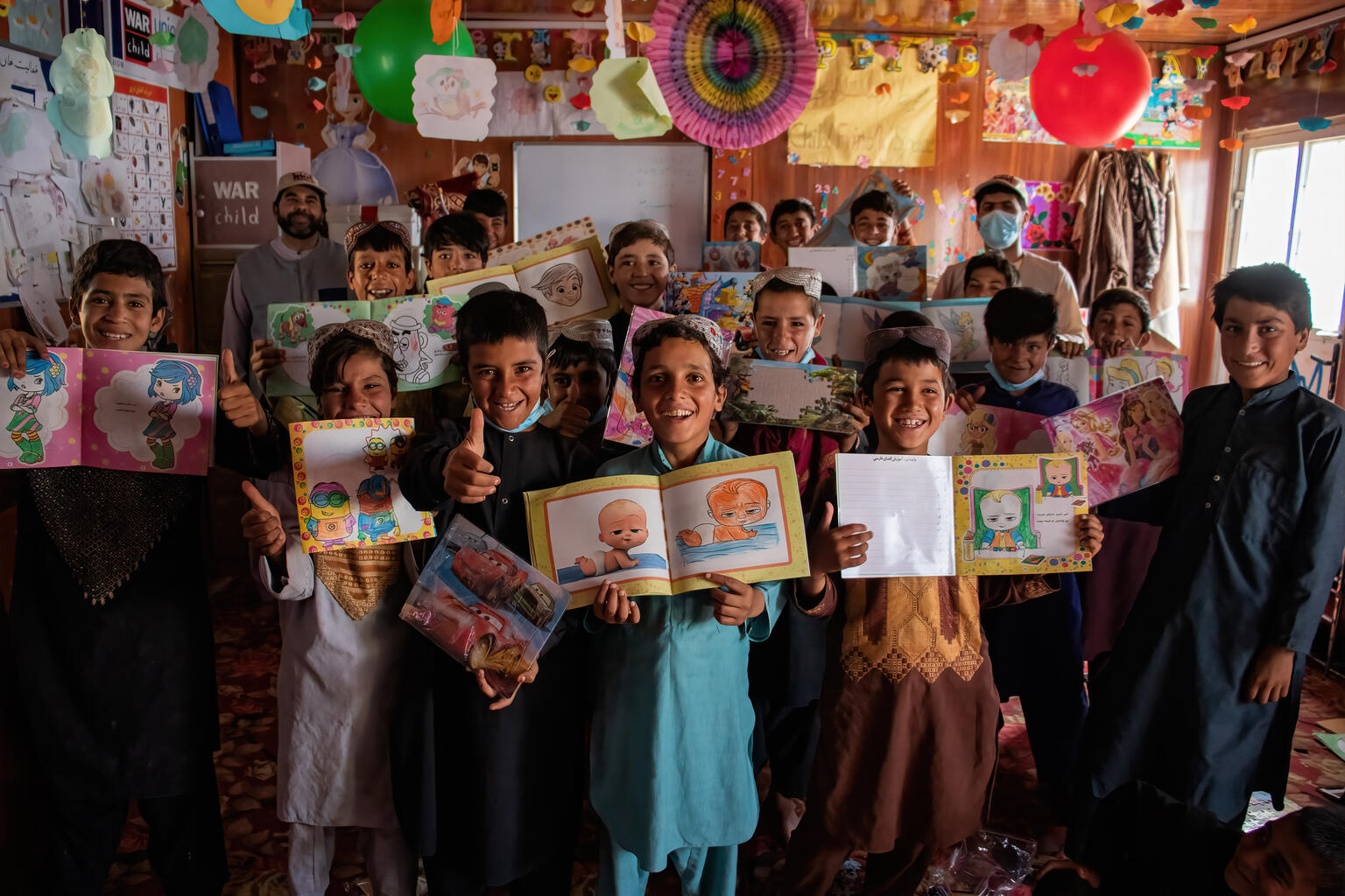 Un grupo de niños en un campamento de desplazados de Herat, Afganistán