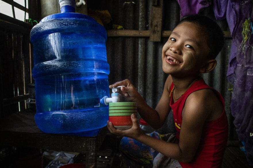 UNICEF distribuye agua a las familias de Myanmar.