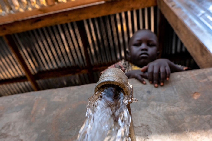 Salida de agua que proviene de una planta de purificación en Sudán del Sur.