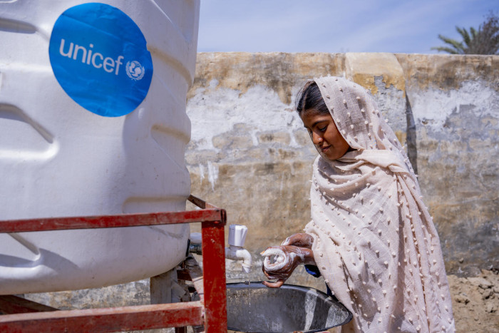 Una niña en un punto de lavado de manos de UNICEF en Pakistán.