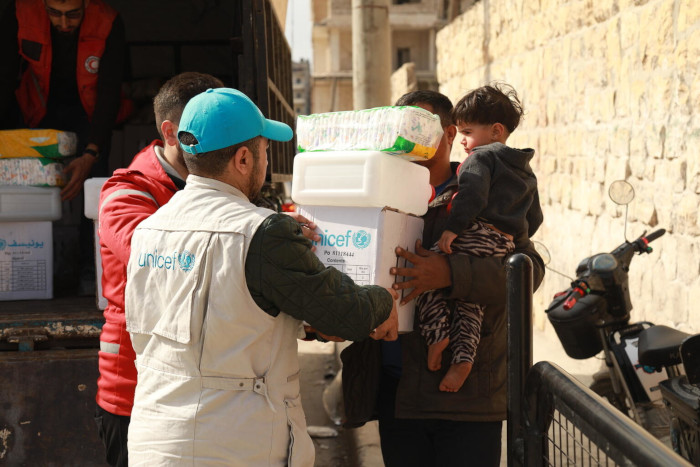 Reparto de agua y suministros en Siria después de los terremotos.