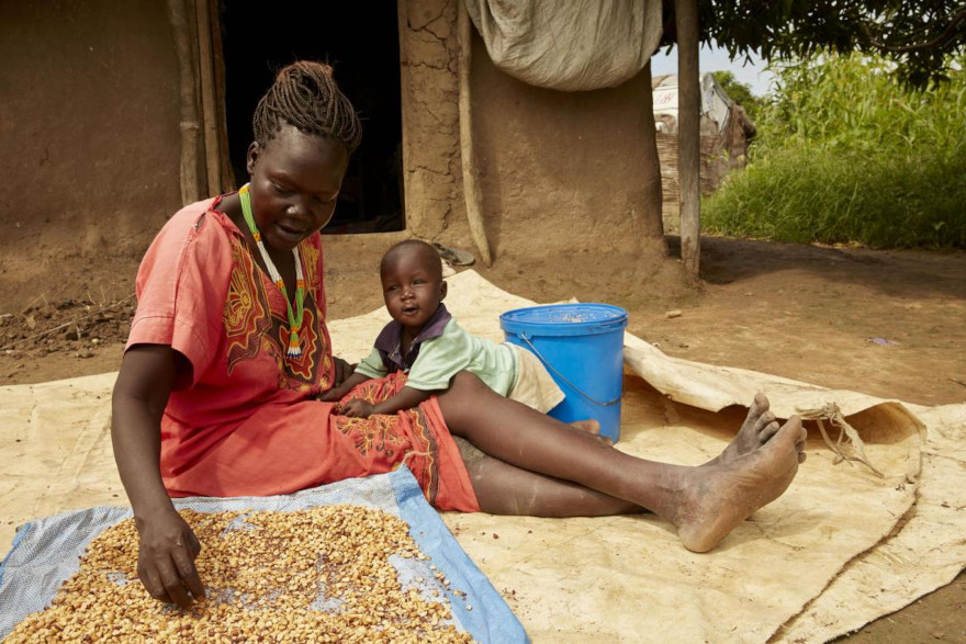 Akot se alimenta con la avena que le da su madre en Sudán del Sur.
