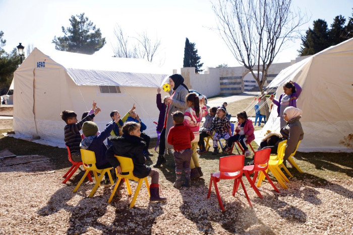 Niños y niñas reciben apoyo psicosocial en un refugio temporal en Turquía después de los terremotos. 