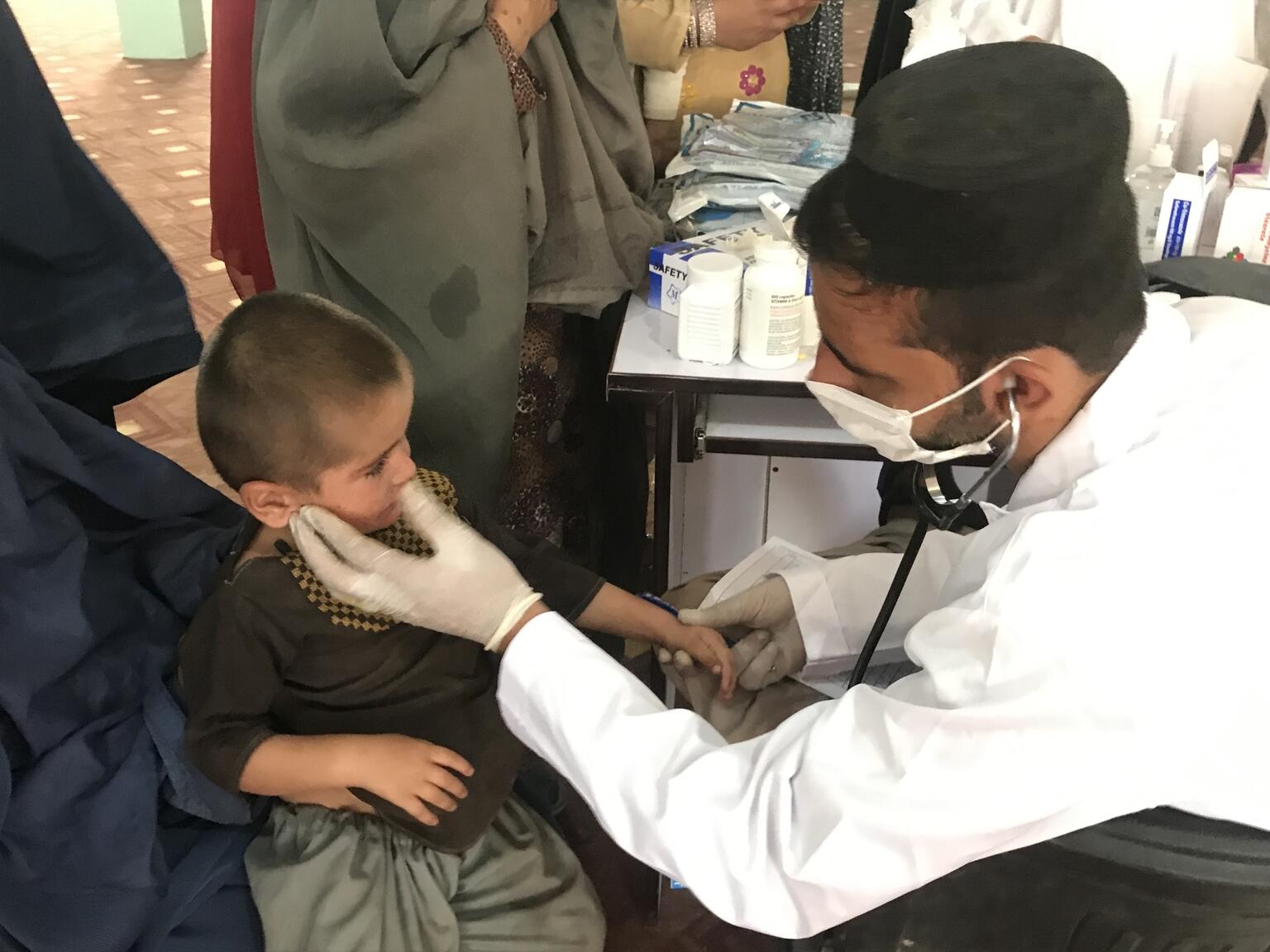 Un bebé desplazado es sometido a un chequeo médico en Afganistán