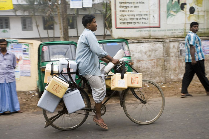 Una bicicleta transporta cajas frías con vacunas en Bangladesh.