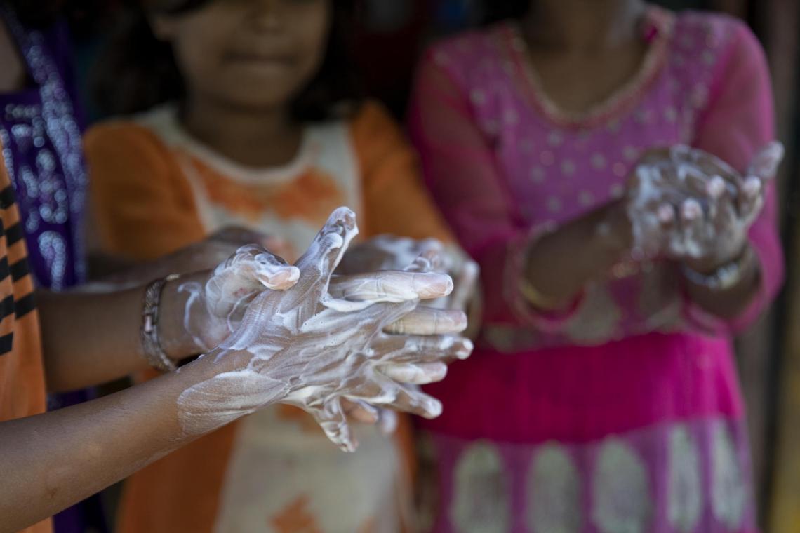 El acceso al agua y el jabón. Por eso, parte de nuestra respuesta a la crisis pasa por reimaginar un mundo donde todos los niños pueden acceder a ellos. Conoce cómo estamos equipando a familias y comunidades para protegerlas de la COVID-19.