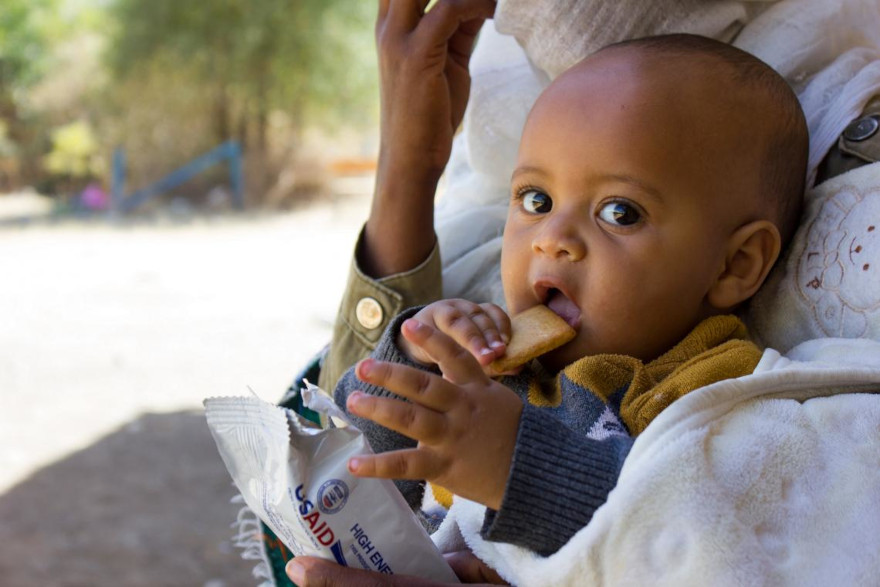 Un bebe como alimento nutritivo en una escuela transformada en refugio en Tigray.