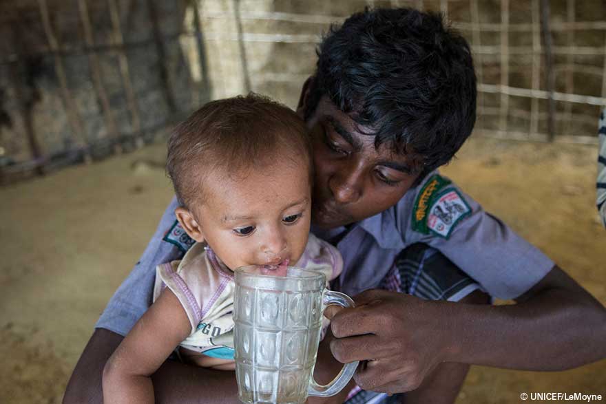 Dos niños rohingya en su campamento de Bangladesh