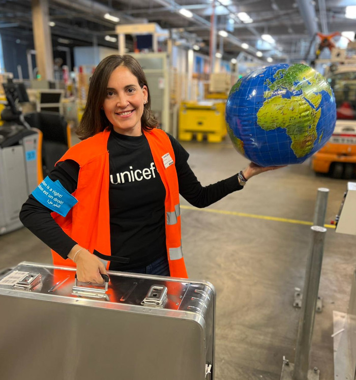 Boticaria García visita el almacén de suministros de UNICEF en Copenhague.