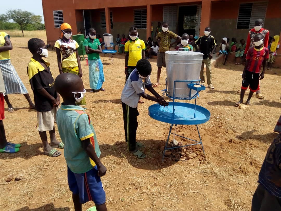 Niños en un lavamanos de UNICEF en una escuela de Burkina Faso