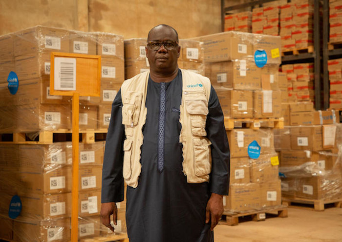 Amadou Tall es el encargado de los suministros de UNICEF en Burkina Faso.