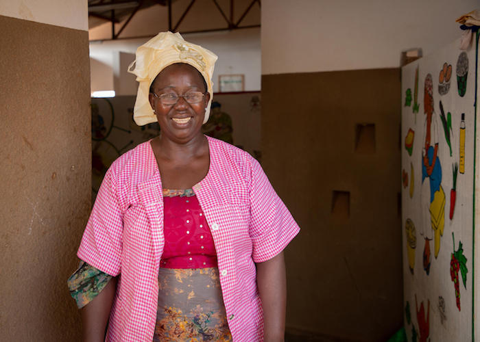 Aminata Zabre da seguimiento a la desnutrición en un centro de salud apoyado por UNICEF.