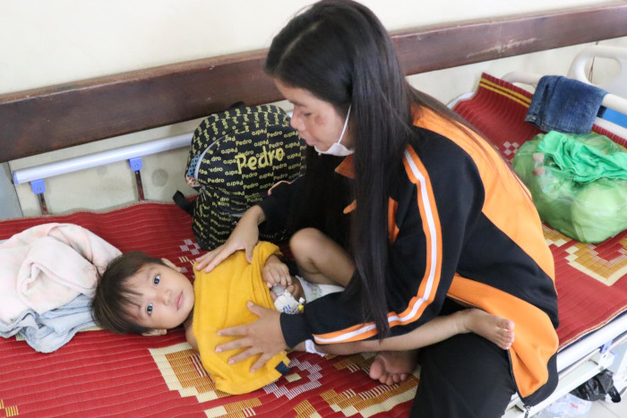 Un niño recibe tratamiento para superar la neumonía.