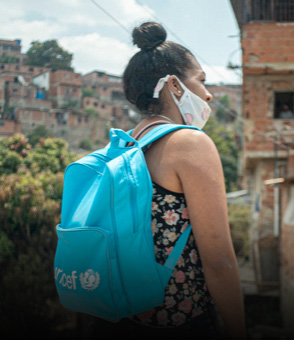 Adolescente con una mochila