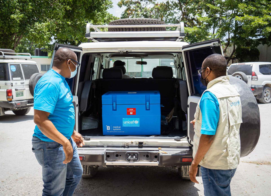 Congelador solar para transportar vacunas en Haití.
