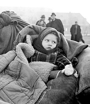 Bebé en una imagen blanco y negro