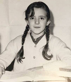 Niña en una imagen blanco y negro