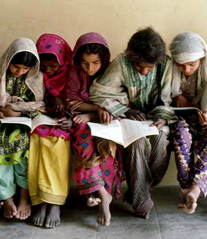 Niños leyendo