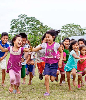 Niños corriendo y sonriendo