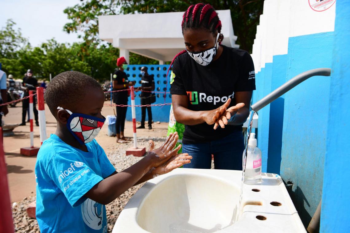 El acceso al agua y el jabón. Por eso, parte de nuestra respuesta a la crisis pasa por reimaginar un mundo donde todos los niños pueden acceder a ellos. Conoce cómo estamos equipando a familias y comunidades para protegerlas de la COVID-19.
