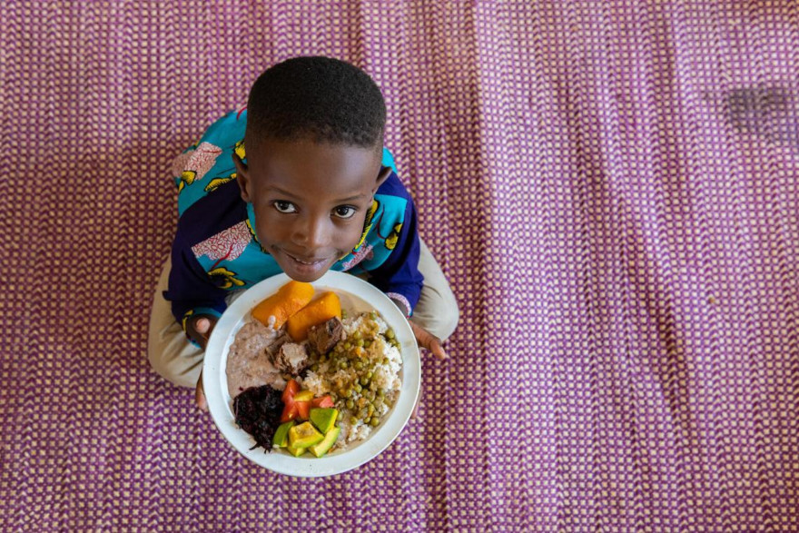La alimentación nutritiva de Daniel en Uganda.