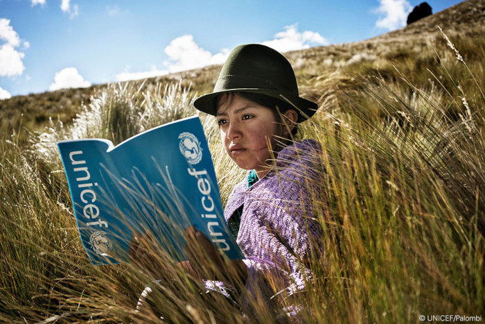 Una niña leyendo.
