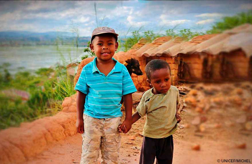 Sitraka y Miranto en su aldea de Madagascar
