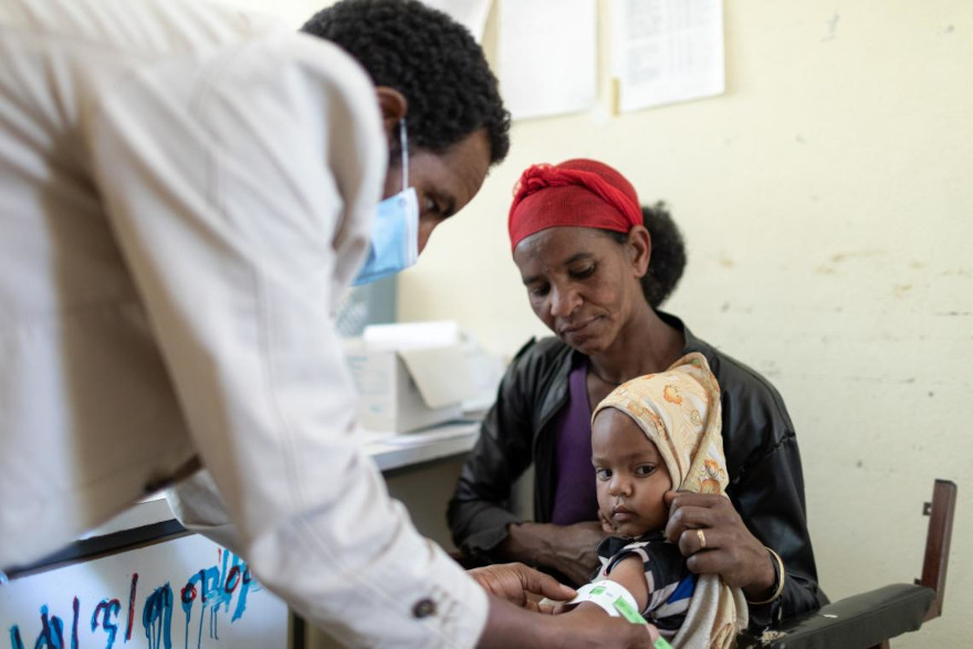 Evaluamos el estado nutricional de un niño en un centro de salud de Tigray.