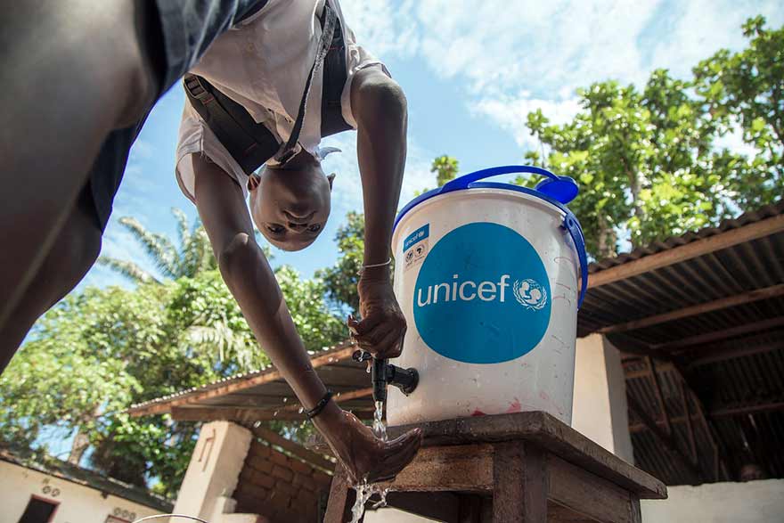 Un niño se lava las manos en uno de nuestros puntos de agua en RDC