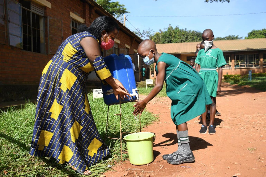 Reapertura de escuelas en Uganda priorizando la seguridad. 